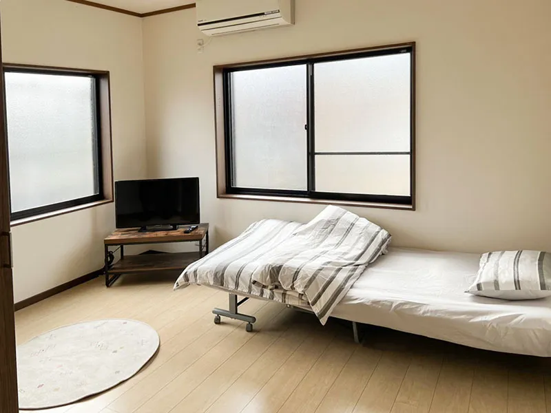 居室のうちの1室。クリーム色の壁は優しい雰囲気