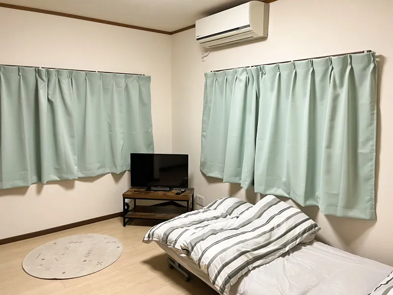 淡い緑のカーテンがかかる居室。