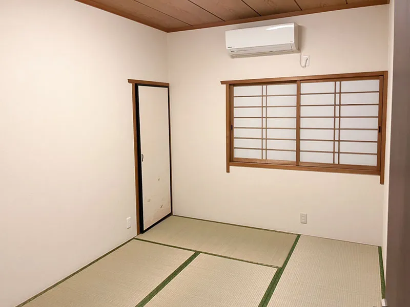 腰高窓が障子になっている居室。エアコン完備