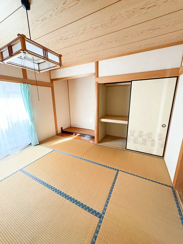 こちらは和室の居室。畳敷きで、ふすまの収納と床の間が見える