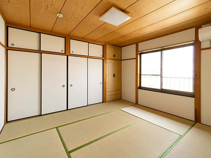大きな襖で仕切られた和室の風景