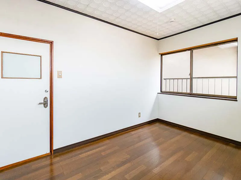白い壁がすっきりとした2階の洋間。