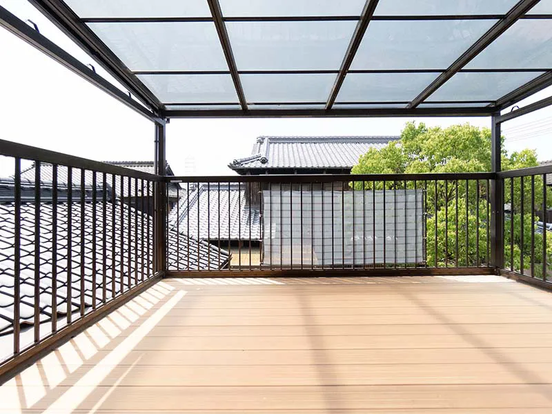 2階のベランダは広く、洗濯物を干すのにぴったり